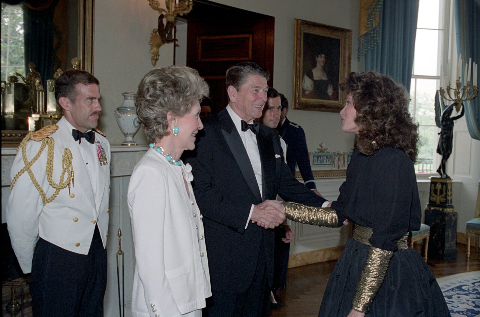 Jaclyn Smith with President Ronald Reagan and Nancy Reagan in 1986