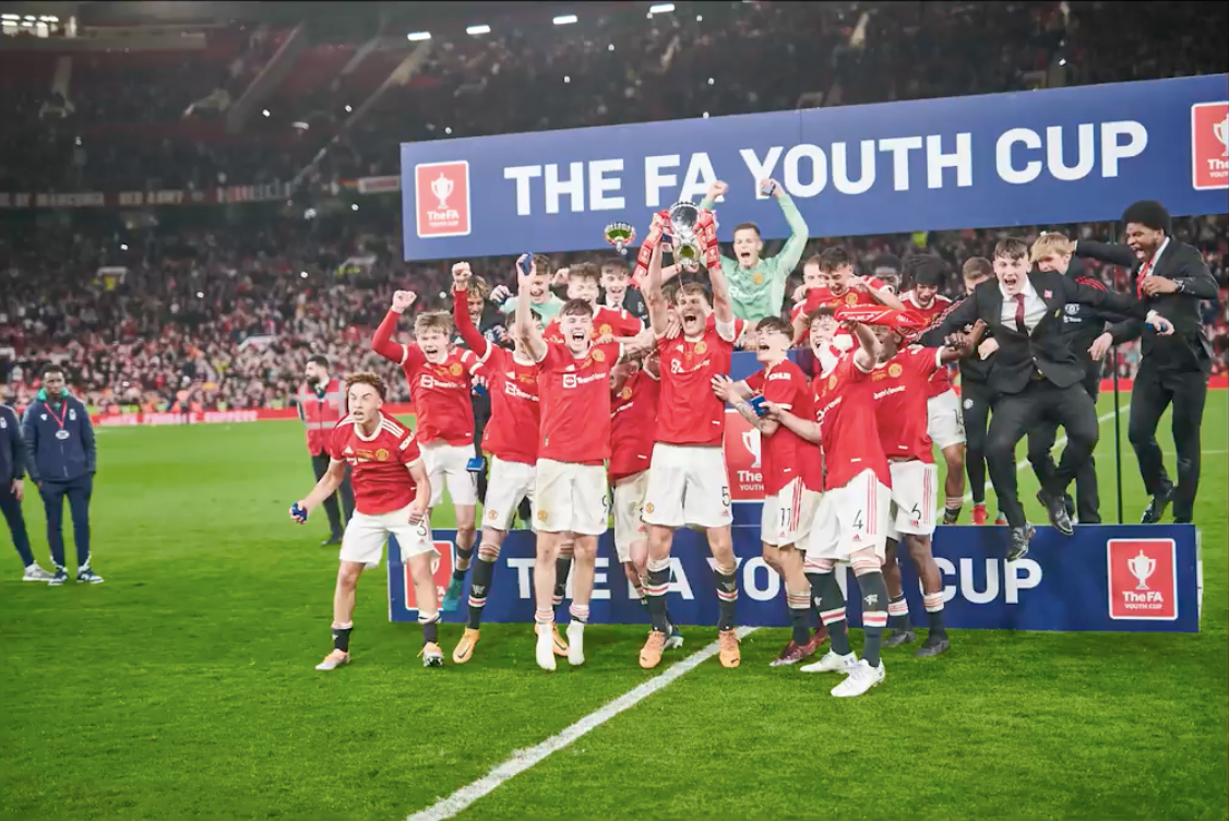 Manchester United's youth side celebrate the 2022 FA Youth Cup