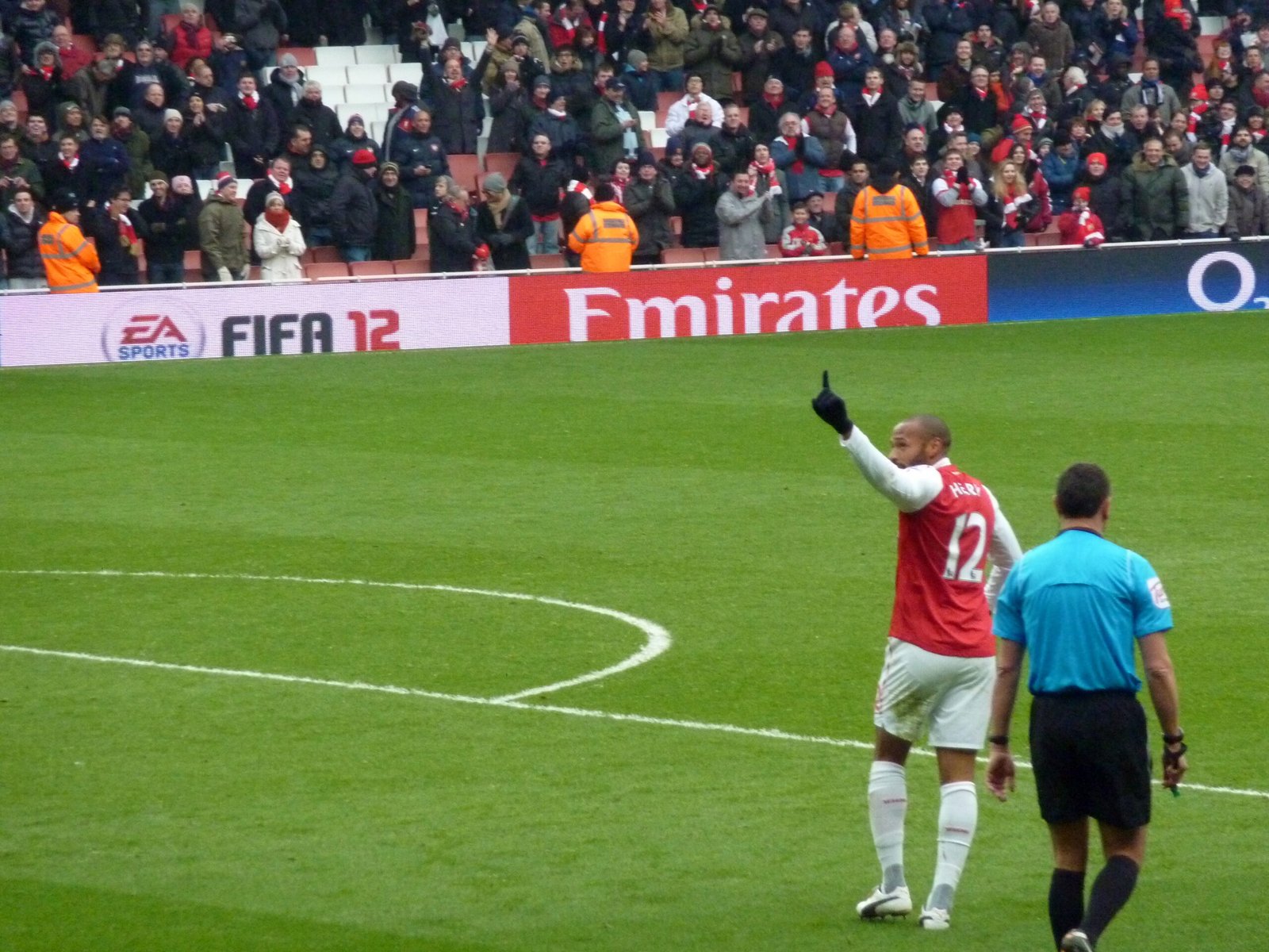 Thierry Henry waving to Arsenal fans during his 2012 loan return.